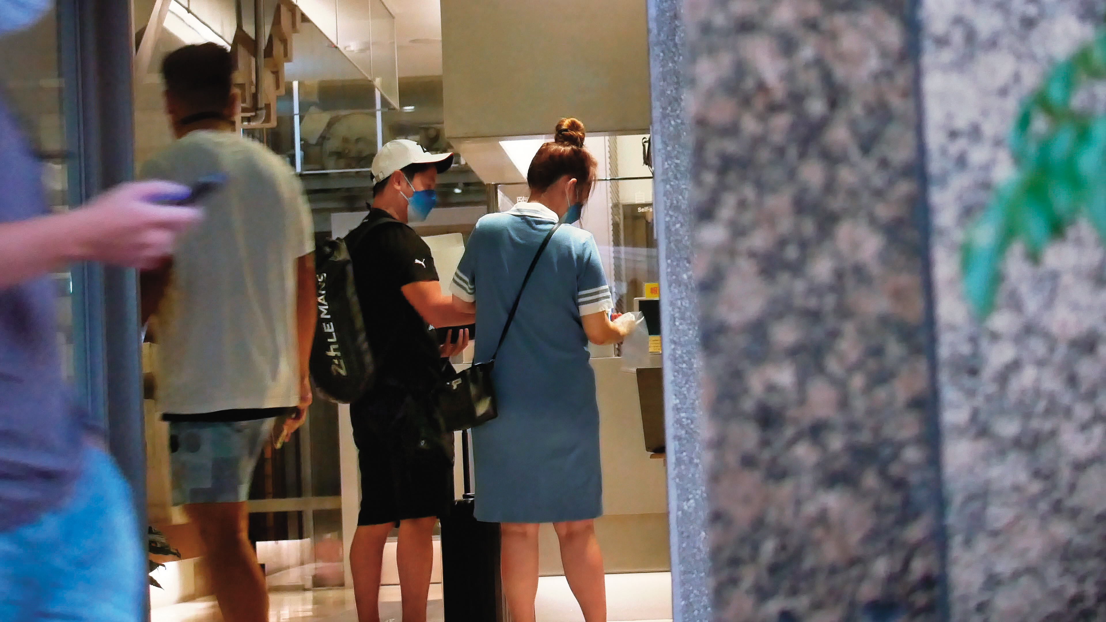 11/17 16：44 帶著行李箱的林子揚（左）貼身呵護老婆張齡予（右），小倆口快步走進婦產科。