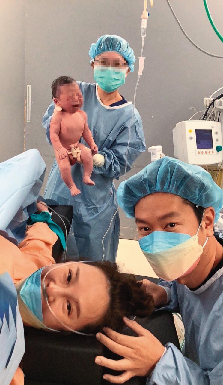 張齡予11月18日誕下兒子「小班長」,丈夫林子揚也在產房陪伴,拍下第一張一家三口的幸福合影。(三立提供)