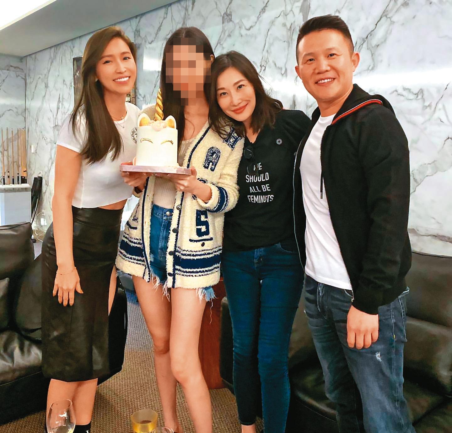錢帥君(左1)與郭哲敏(右1)在台雖未登記結婚,但2人育有2子,早已形同家人。右2為錢帥君的名媛姑姑錢德月。(翻攝自錢帥君IG)