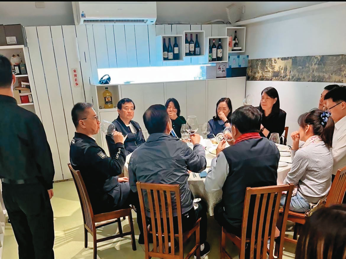 綠營前市議員呂瀅瀅邀約內政部長徐國勇等人至喜相逢餐廳吃飯及買單，並非如外界影射有黑衣人或郭哲敏宴請。（翻攝徐巧芯臉書）