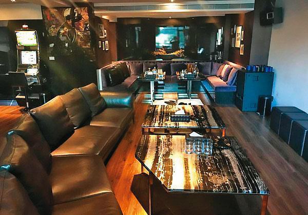 信義88會館占地百坪,內有KTV、廚房、沙發區、籃球機、撞球檯或飛鏢機等育樂設施一應俱全。(翻攝畫面)