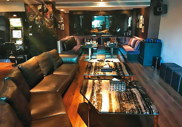 信義88會館占地百坪,內有KTV、廚房、沙發區、籃球機、撞球檯或飛鏢機等育樂設施一應俱全。(翻攝畫面)