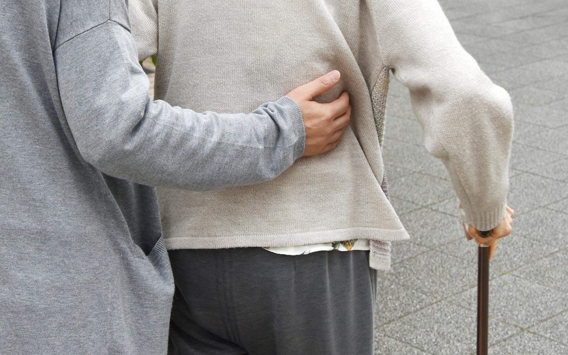 88歲老翁遭控假借請看護的名義，對每位女看護伸狼爪。（示意圖，photoAC）