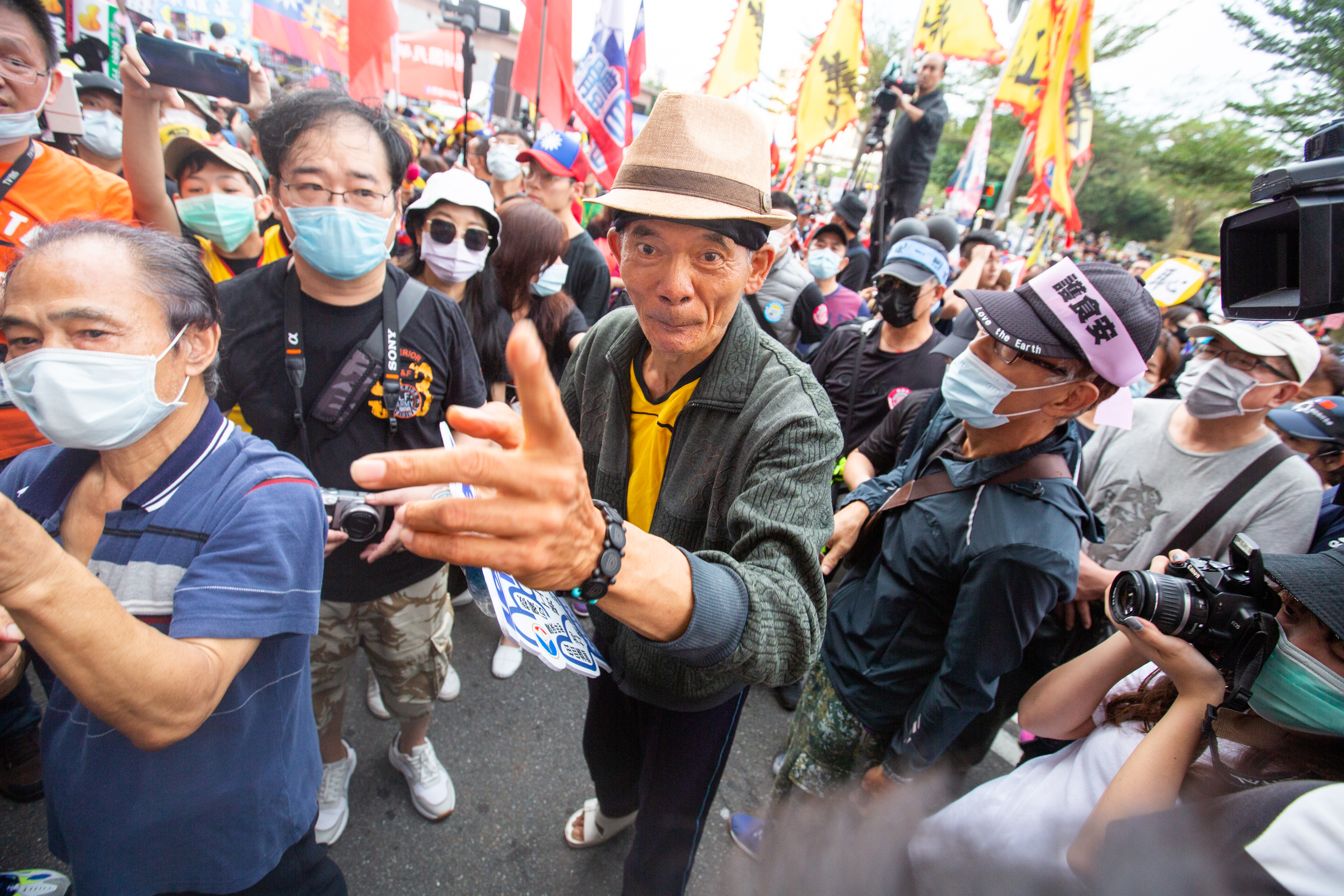 柯賜海（中）2020還參加遊行。（本刊資料照）