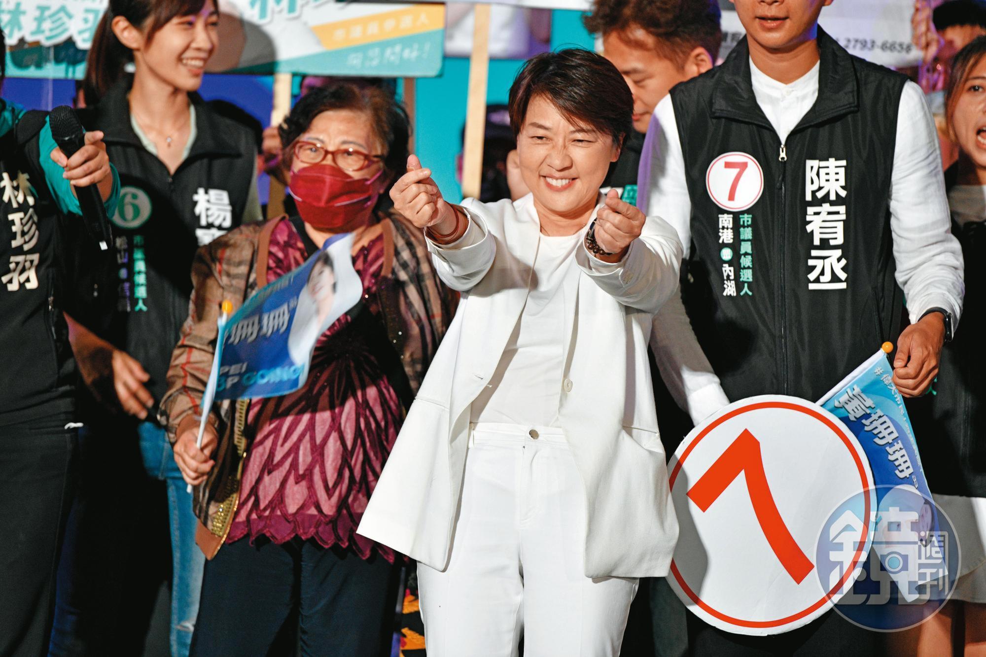 黃珊珊（中）的黃金週晚會號稱湧入上萬支持者，希望市民鼎力支持第一女市長。
