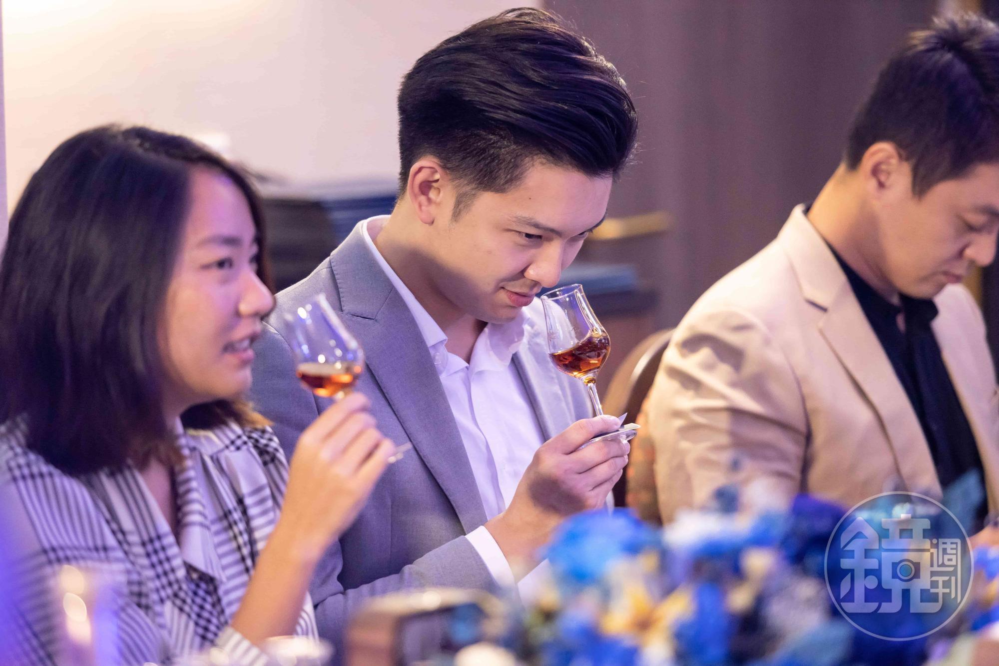 從聞酒開始，Timothy細心帶領入門者與行家以最得宜的方式認識馬爹利。