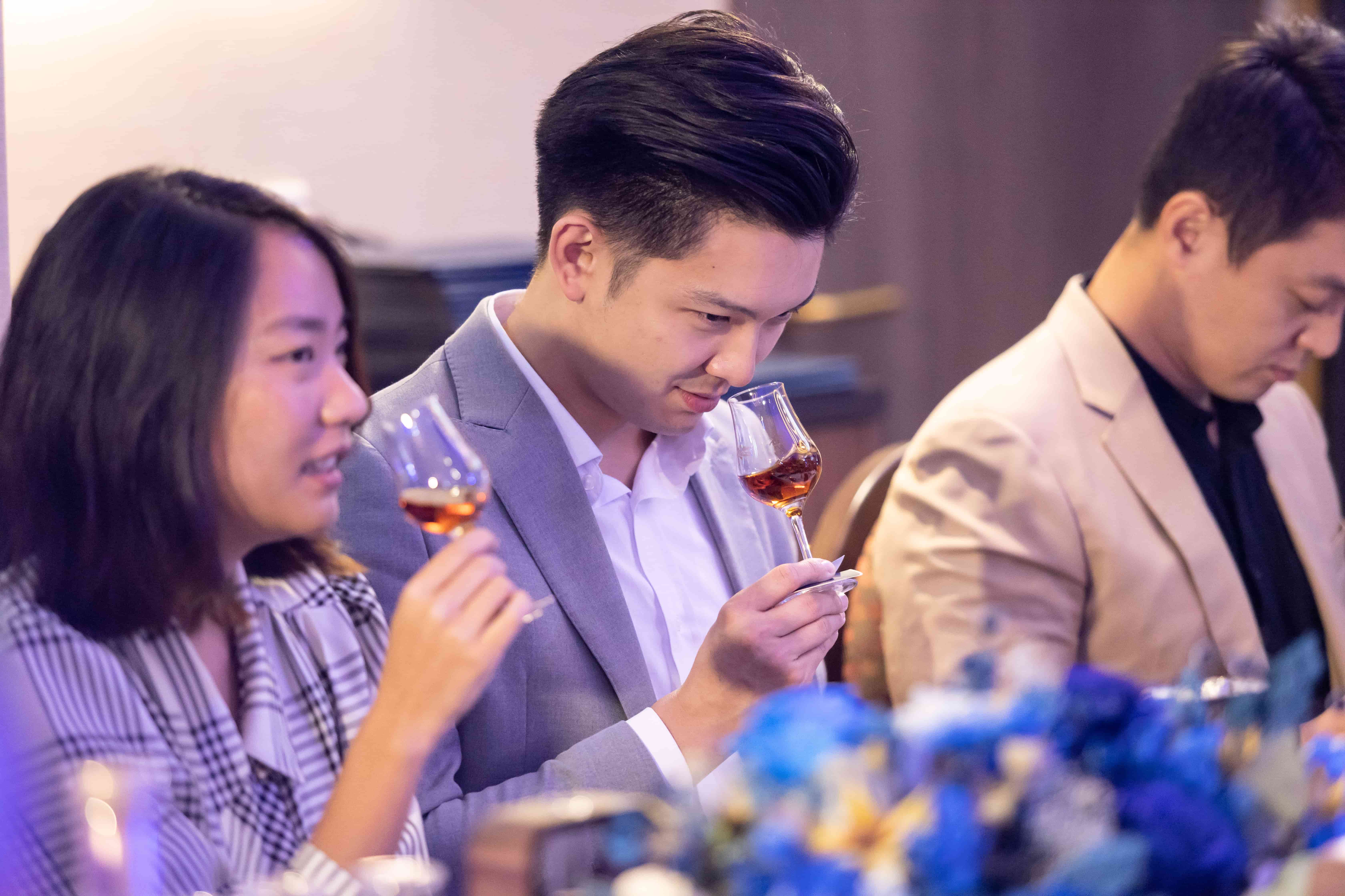 從聞酒開始，Timothy細心帶領入門者與行家以最得宜的方式認識馬爹利。
