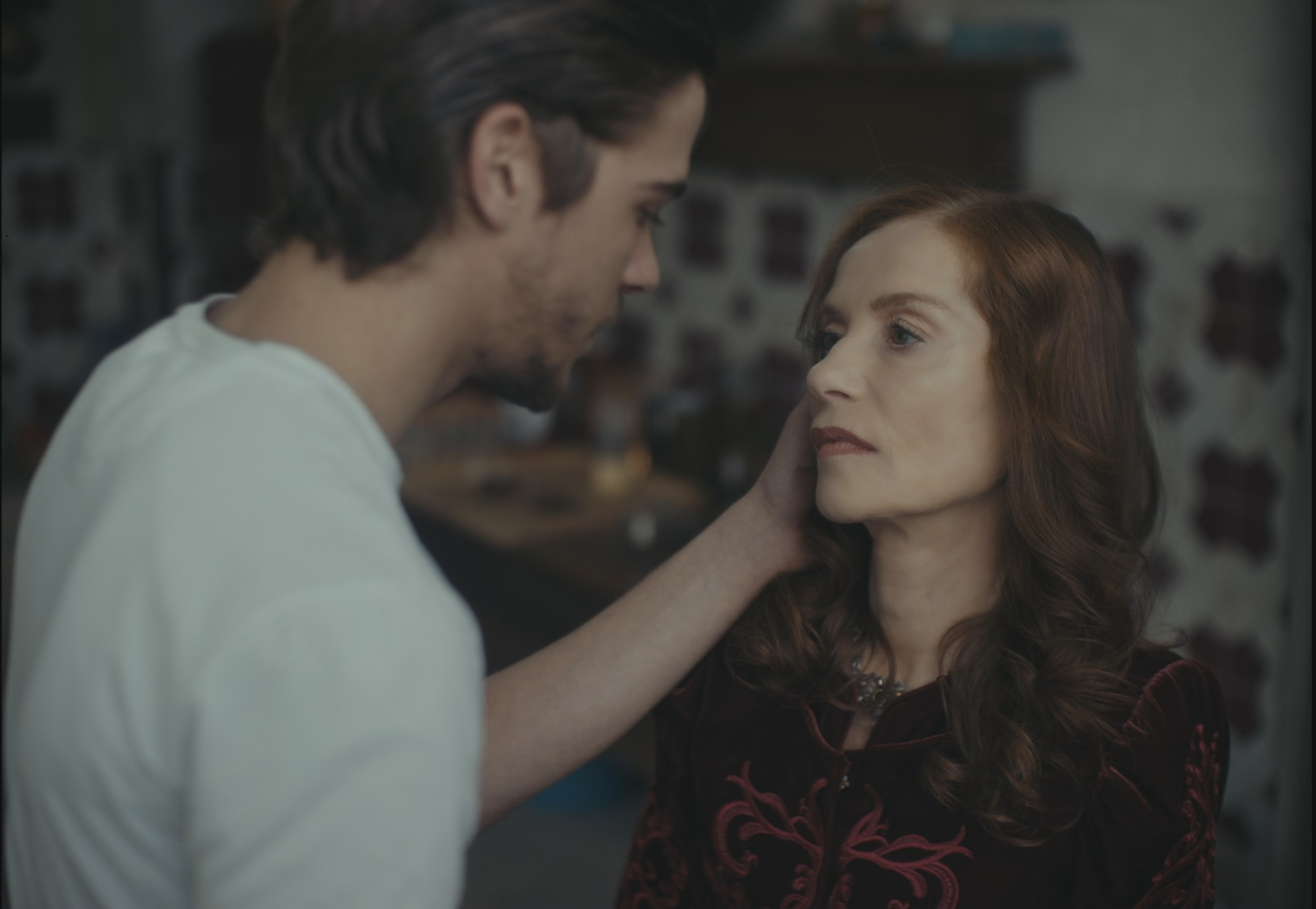 現年69歲的法國影后伊莎貝雨蓓在片中還與鮮肉男星洛倫佐朱佐羅演出曖昧調情戲碼，也算艷福不淺。（甲上提供）