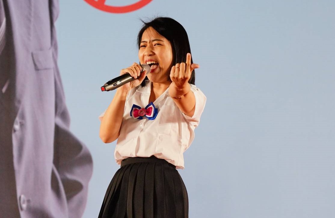 徐巧芯在謝龍介的募款餐會上勁歌熱舞炒熱氣氛。