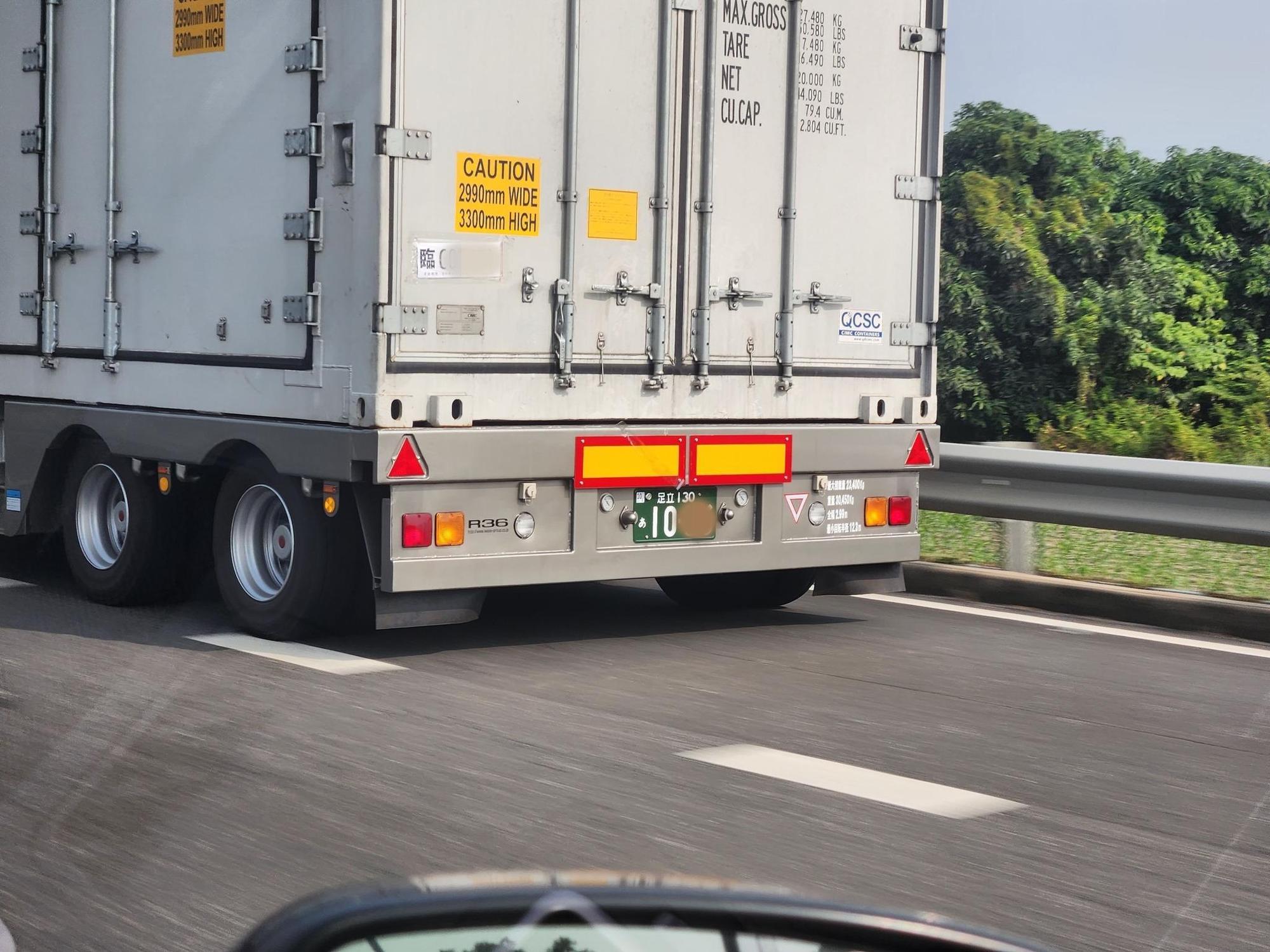 一台日本貨車開到台灣國道上的畫面引起網友熱議。(翻攝自路上觀察學院)