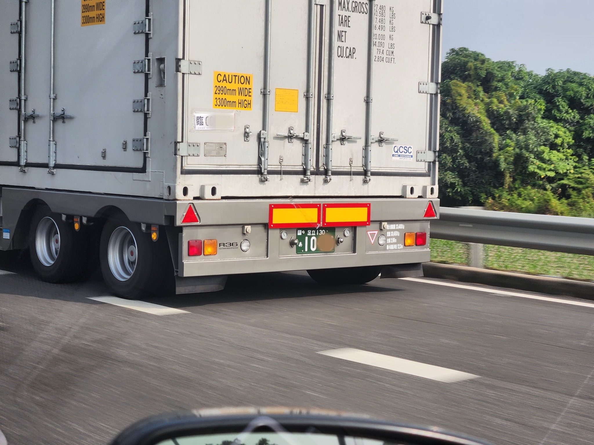 一台日本貨車開到台灣國道上的畫面引起網友熱議。（翻攝自路上觀察學院）
