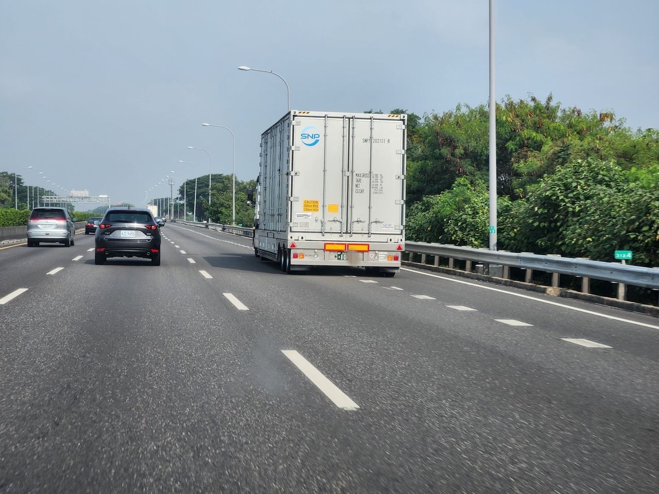 許多網友都看過日本貨車開上國道，不過大部分的人都不知道裡面到底裝什麼。（翻攝自路上觀察學院）