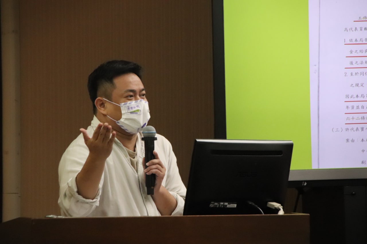 針對勞保局業務佐理退休年資砍半爭議，立委洪申翰痛批勞動部是帶頭擺爛。（洪申翰辦公室提供）