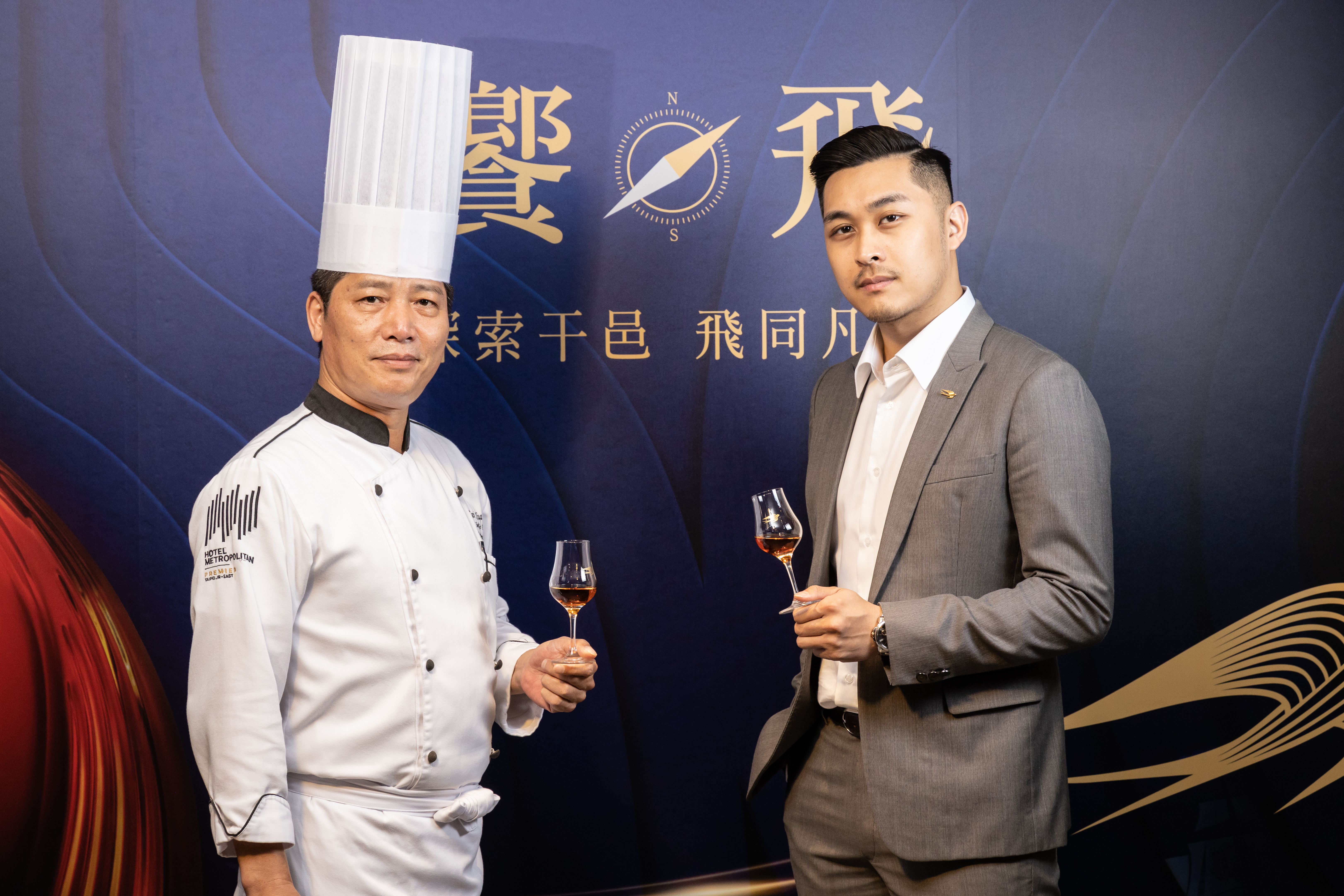 馬爹利的品牌大使Timothy（右）與也愛品酒的凱華樓主廚楊德興（左），合力打造說酒飲宴都精彩的品酩會。