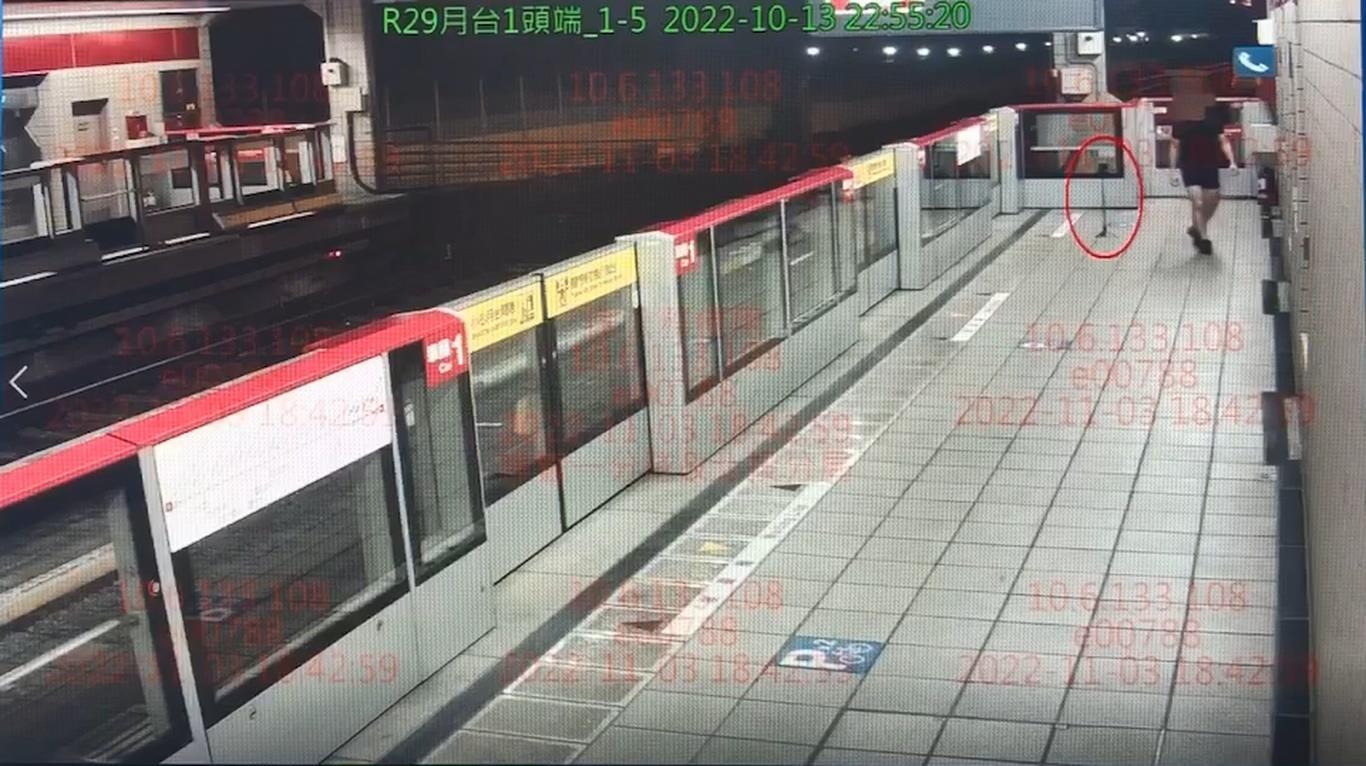 男子在捷運月台上架設手機自拍裸體。(警方提供)