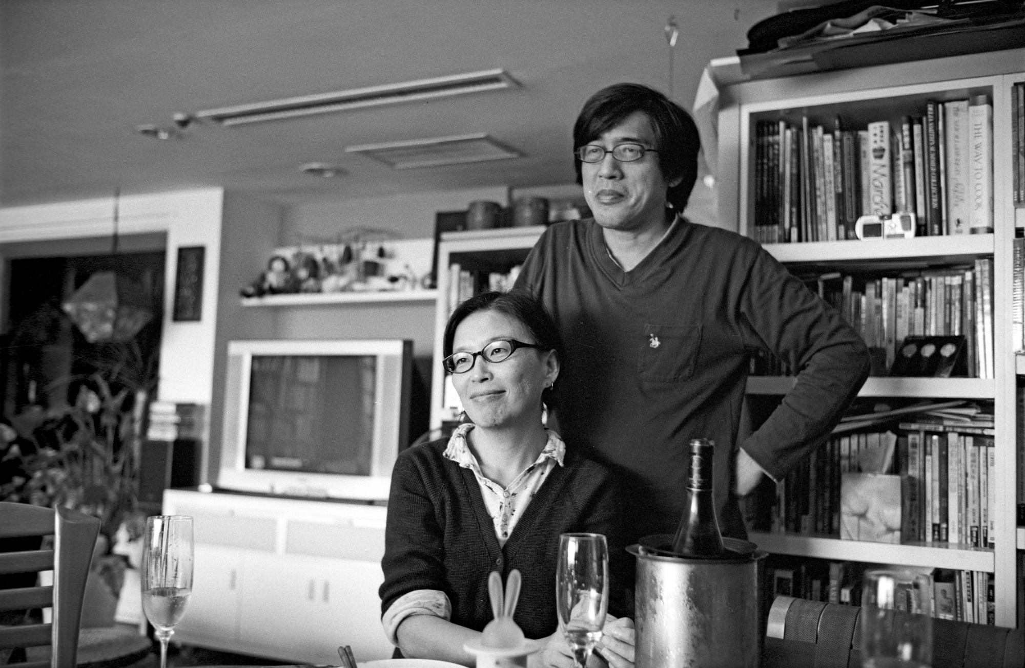 詹宏志(右)做菜過程並不試味道,往往請王宣一(左)代勞。(詹宏志提供)