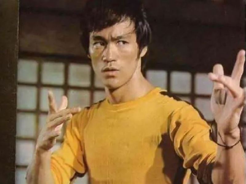 好萊塢功夫傳奇巨星李小龍1973年猝死，由於英年早逝，死因至今眾所紛紜。（翻攝自百度百科）