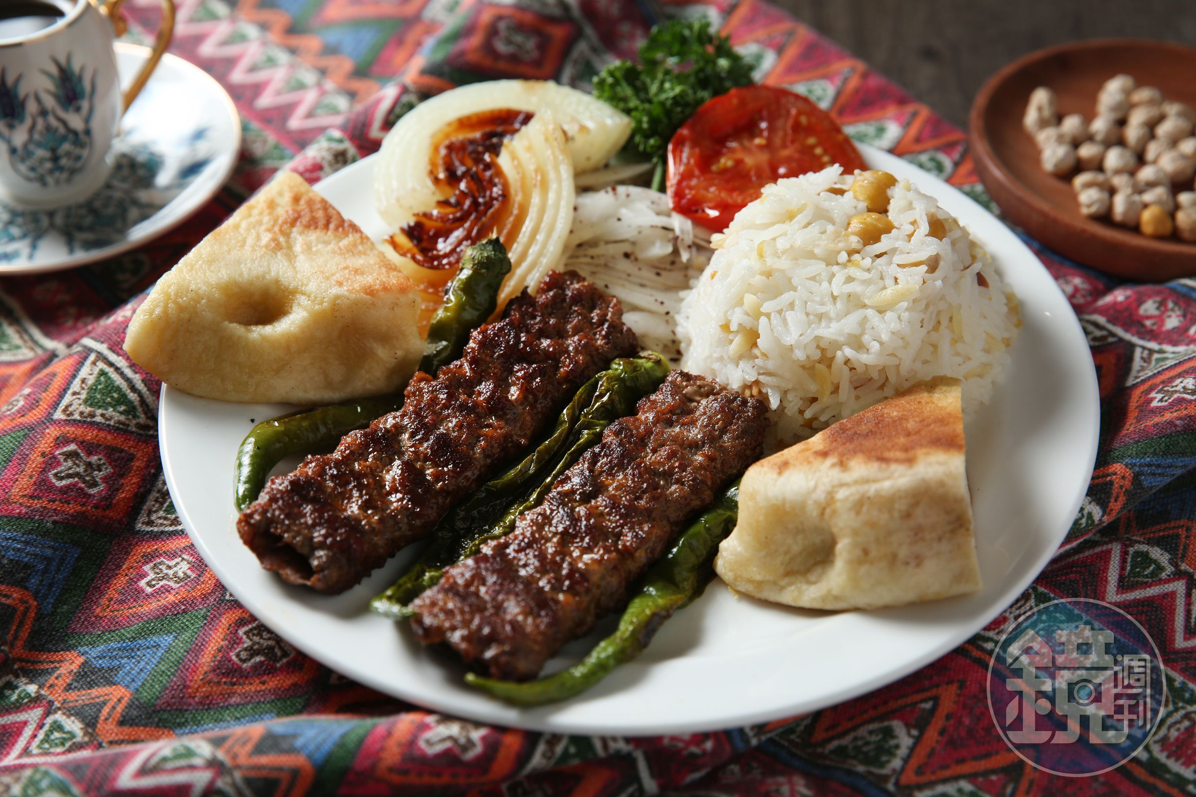 「阿達納烤肉飯」把羊絞肉與蔬菜炙烤後，搭配高蛋白低卡的鷹嘴豆飯，分量十足又低負擔。（390元／份）