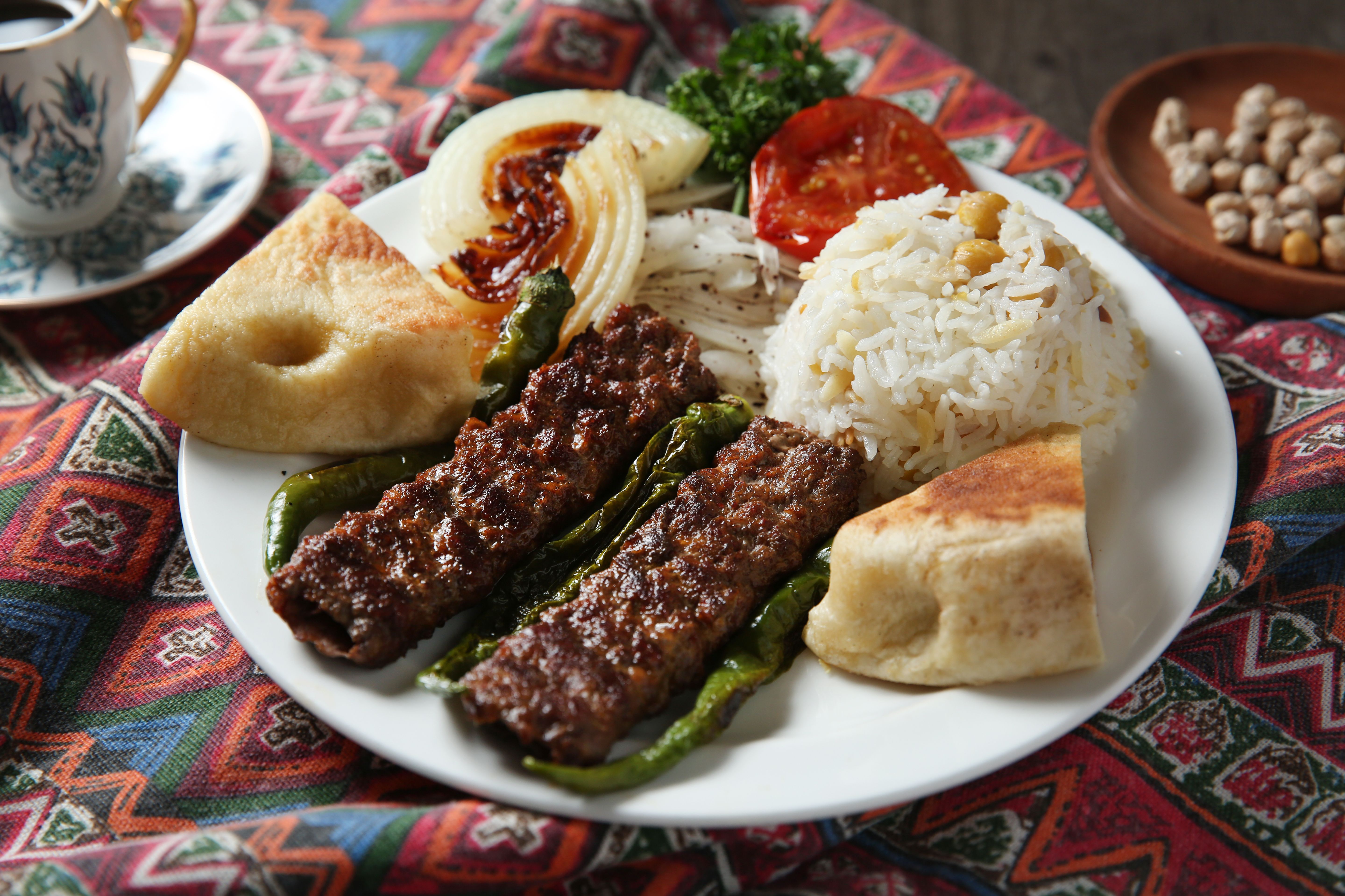 「阿達納烤肉飯」把羊絞肉與蔬菜炙烤後，搭配高蛋白低卡的鷹嘴豆飯，分量十足又低負擔。（390元／份）