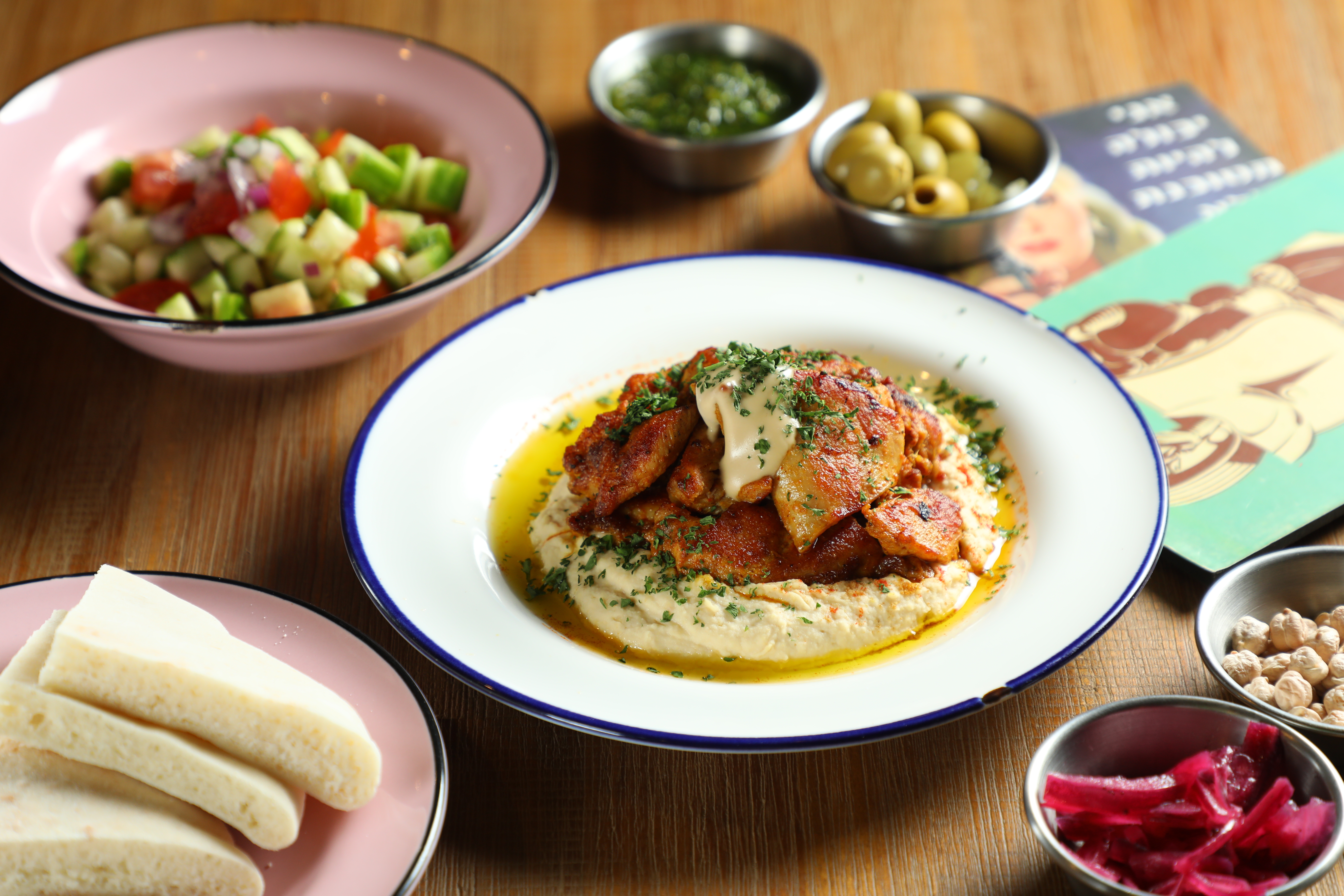 「雞肉沙威瑪鷹嘴豆泥套餐」孜然香氣撲鼻，雞肉不柴，也很適合健身族群。（380元／份）