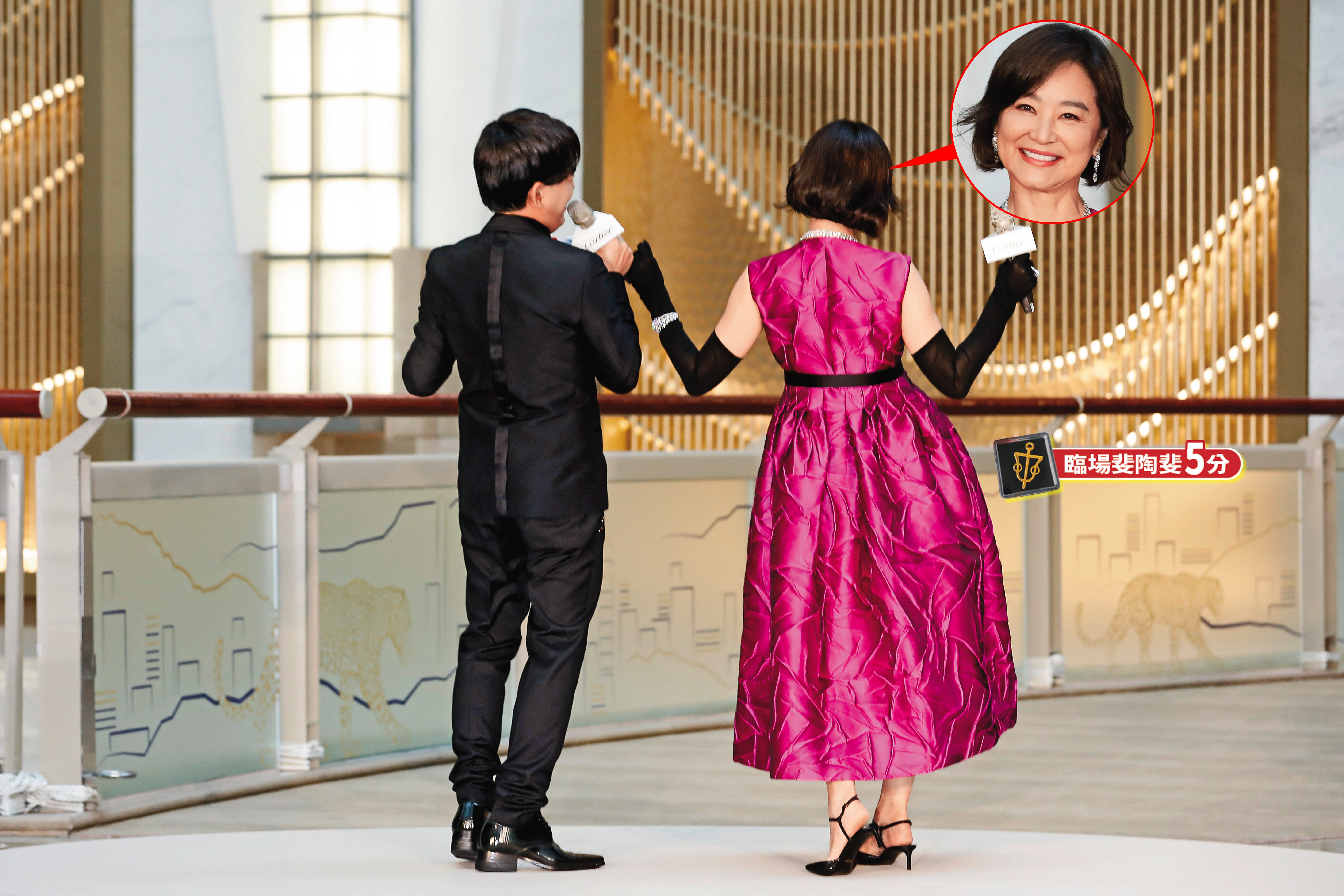 林青霞（右）自豪美顏360°無死角，黃子佼（左）提議「背面受訪」，青霞姐立馬轉身配合，臨場反應滿分！