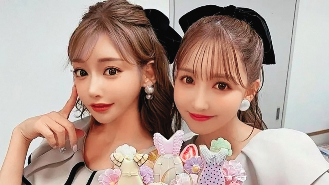 明日花綺羅（左）與三上悠亞（右）都與黃明志合作過。（翻攝自三上悠亞IG）