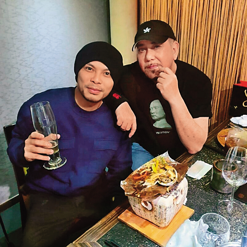黃明志與黃秋生合作〈中國痛〉，被稱為〈漂向北方〉的愛情版本。（翻攝自黃明志IG）