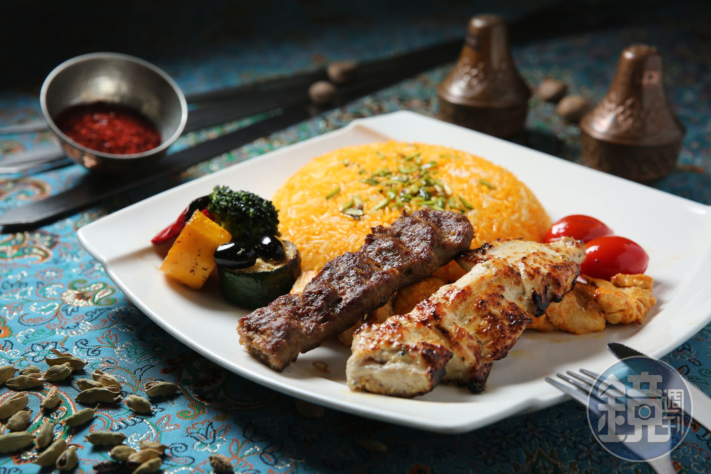 「鐵串炭烤」有雞、牛、羊等多種肉品可選，經過多種香料醃漬24小時，肉質多汁不膩，搭配番紅花飯有種伊朗專屬的奢華感。