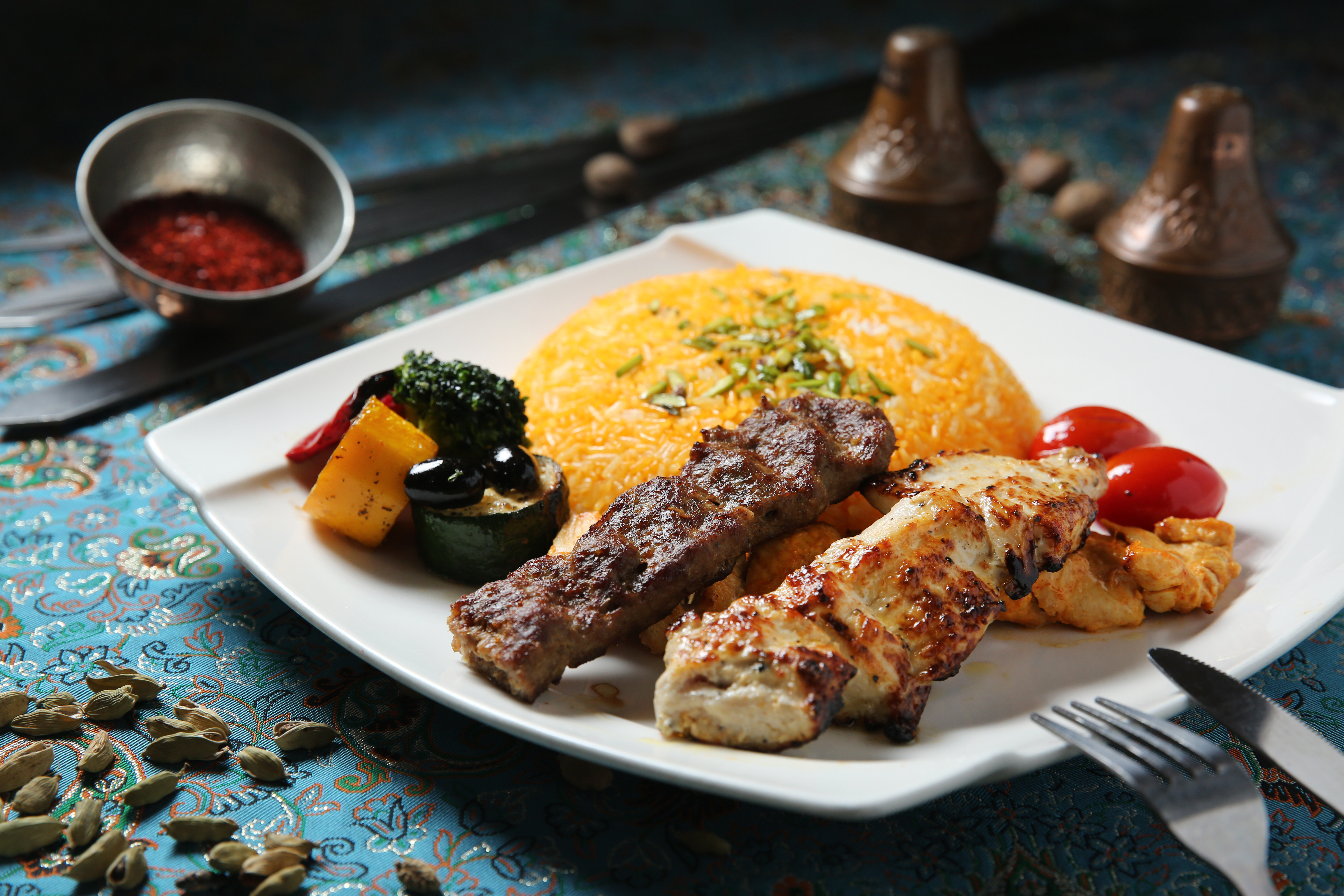 「鐵串炭烤」有雞、牛、羊等多種肉品可選，經過多種香料醃漬24小時，肉質多汁不膩，搭配番紅花飯有種伊朗專屬的奢華感。