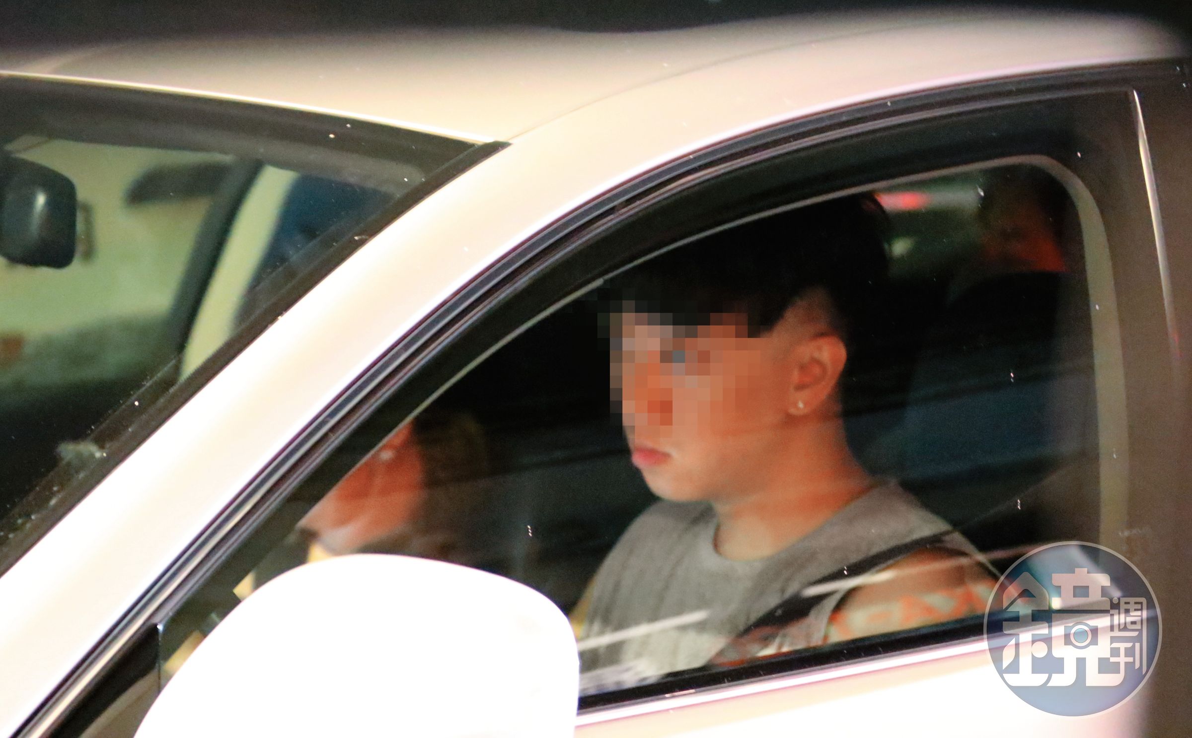 23 : 02，結束行程，有名年輕的男子來載女鮪魚下班，看來非常的體貼。