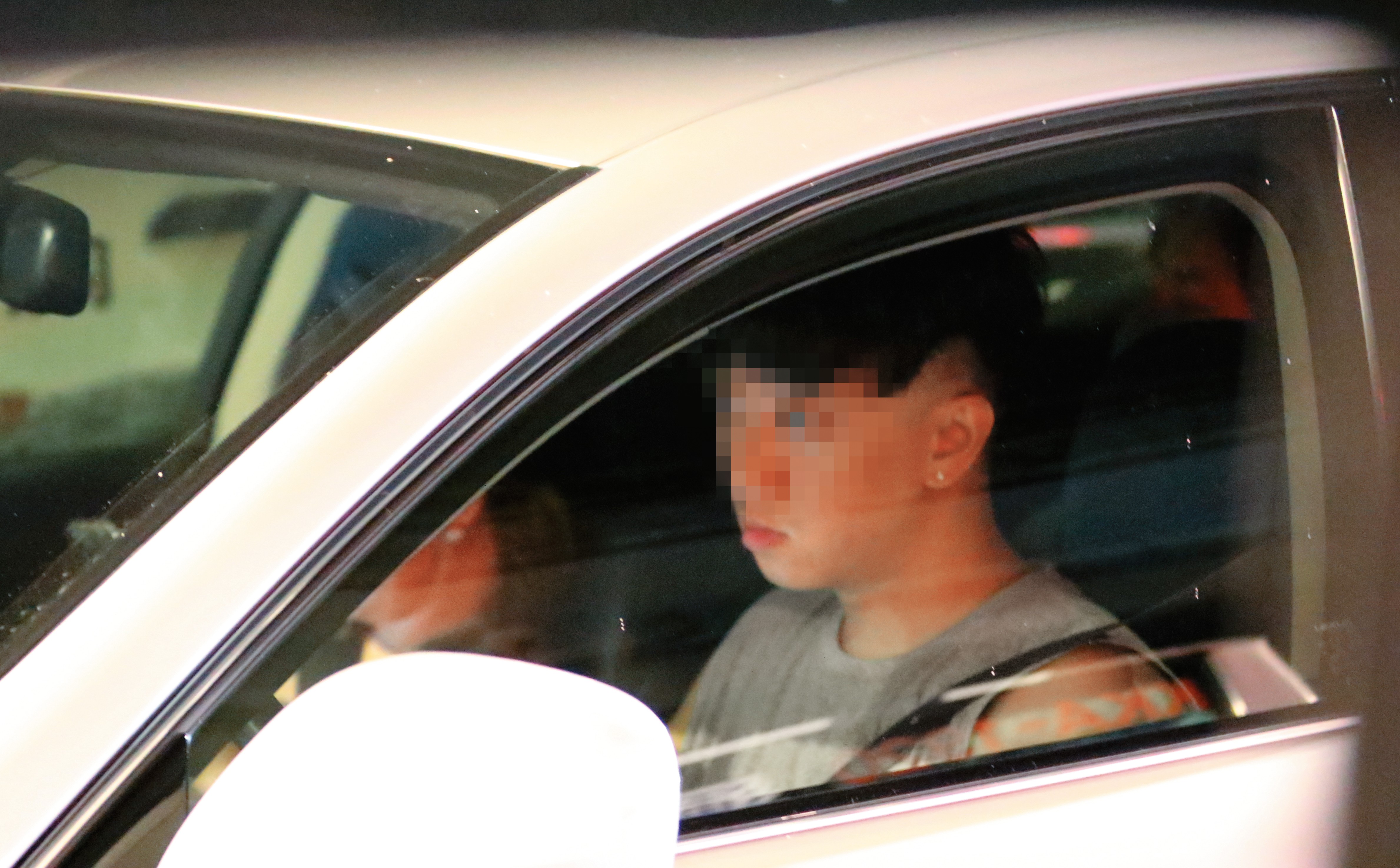 23 : 02，結束行程，有名年輕的男子來載女鮪魚下班，看來非常的體貼。