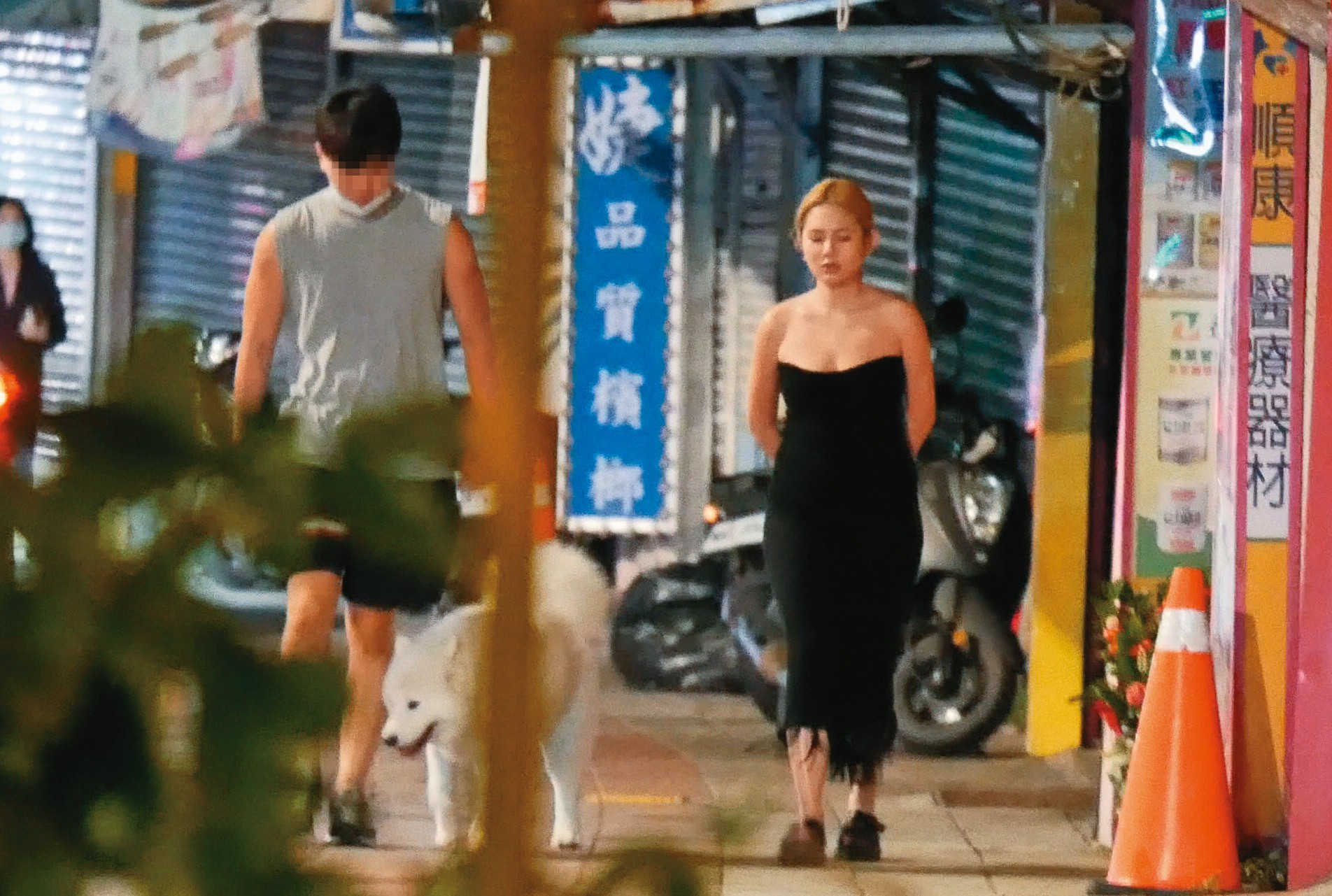 11/11 00 : 15，牽著大隻狗狗，女鮪魚（右）穿著非常清涼，嫩男（左）在旁似乎已經習慣。