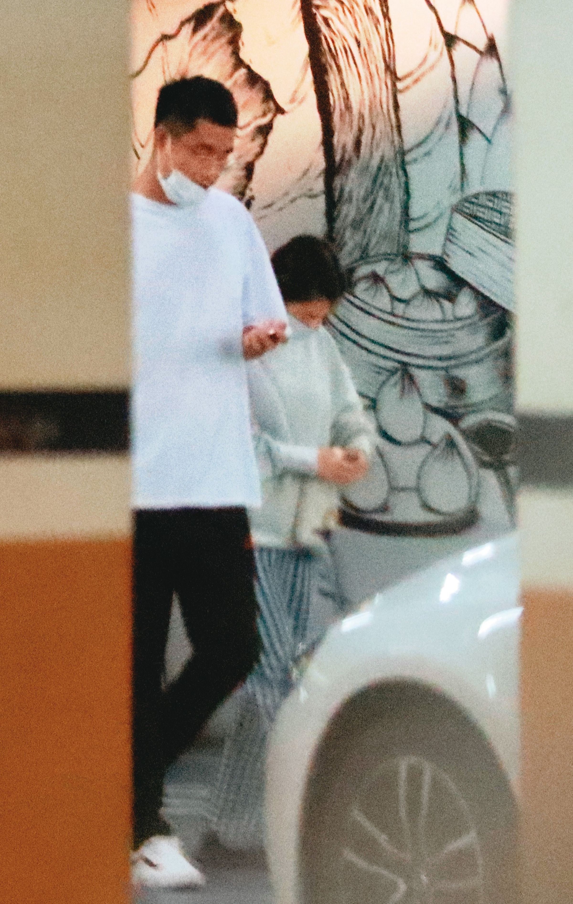 不久之前，本刊才拍到李佳穎（右）接手女鮪魚，跟羊肉爐餐廳的「保時捷男」楊先生（左）交往。