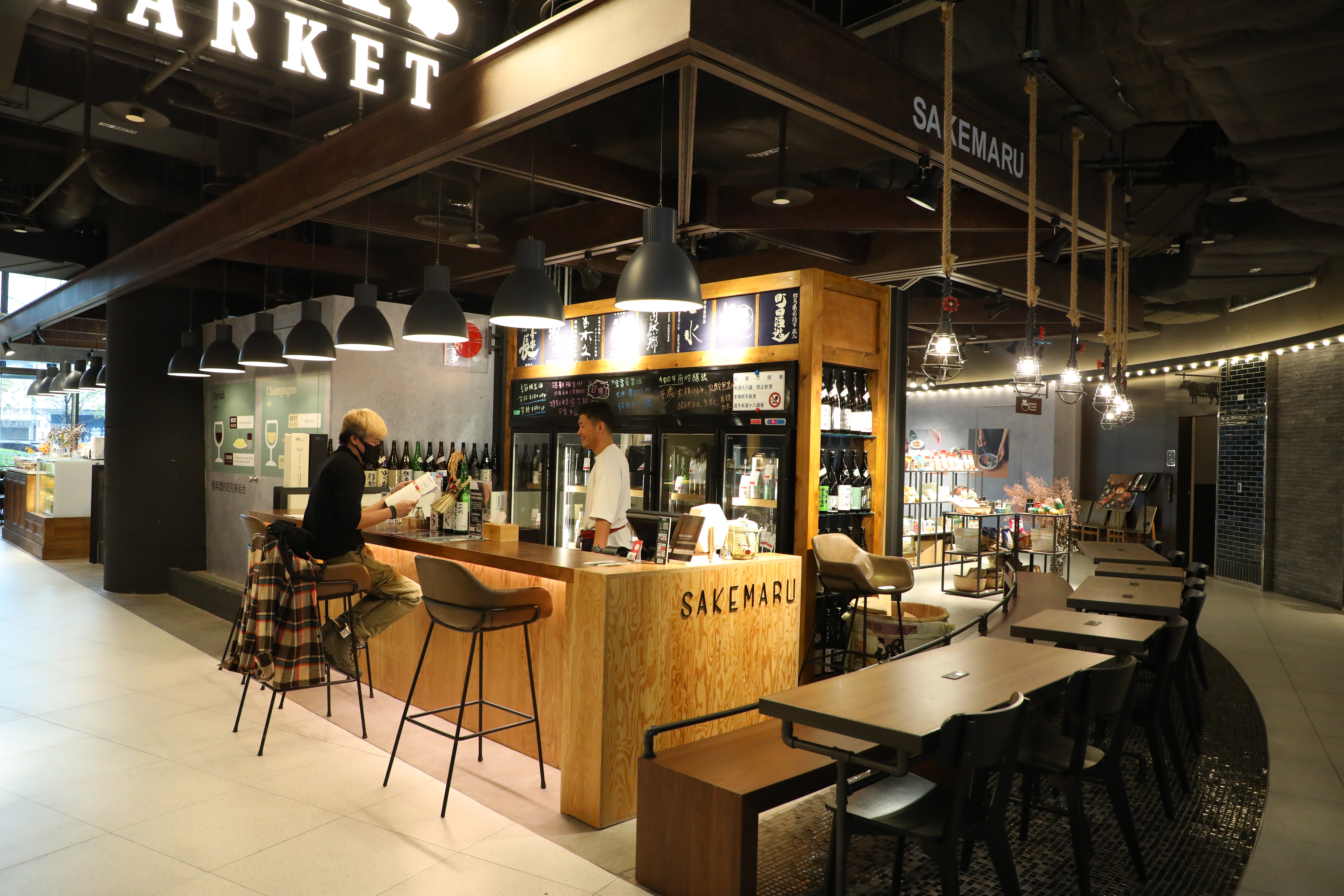 「Sakemaru」大直店位於春大直一樓，除了品酒還可以點附近店家的餐點來個Pairing。