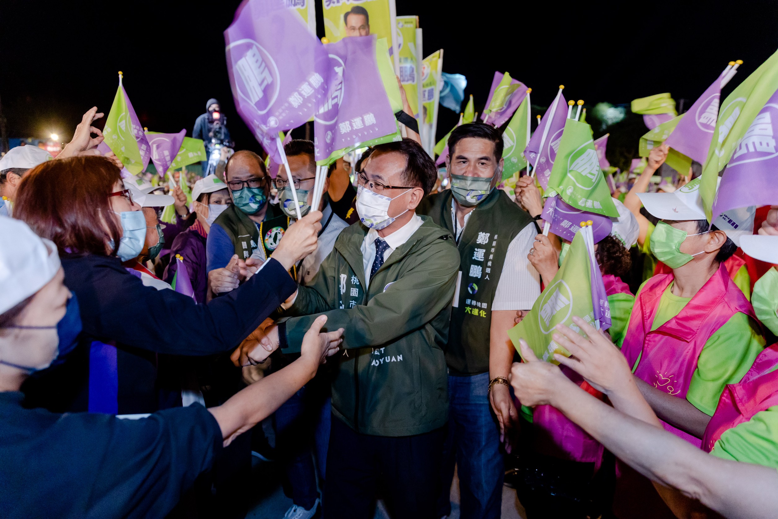 鄭運鵬昨晚在平鎮造勢，今上午則來到大園進行市場拜票。（鄭運鵬團隊提供）