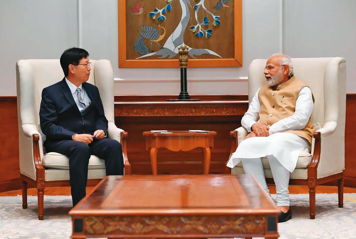 印度總理莫迪(右)6月接見前往考察的鴻海董事長劉揚偉(左),2人暢談印度製造與富士康赴印投資計畫。(翻攝Narendra Modi推特)