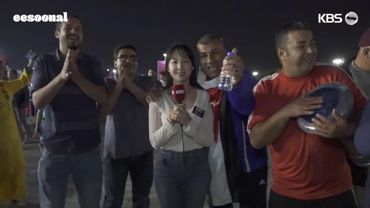 正妹主播報導世足賽,遭4男包圍還遭性騷猛撞!影片曝光。(翻自YT畫面)