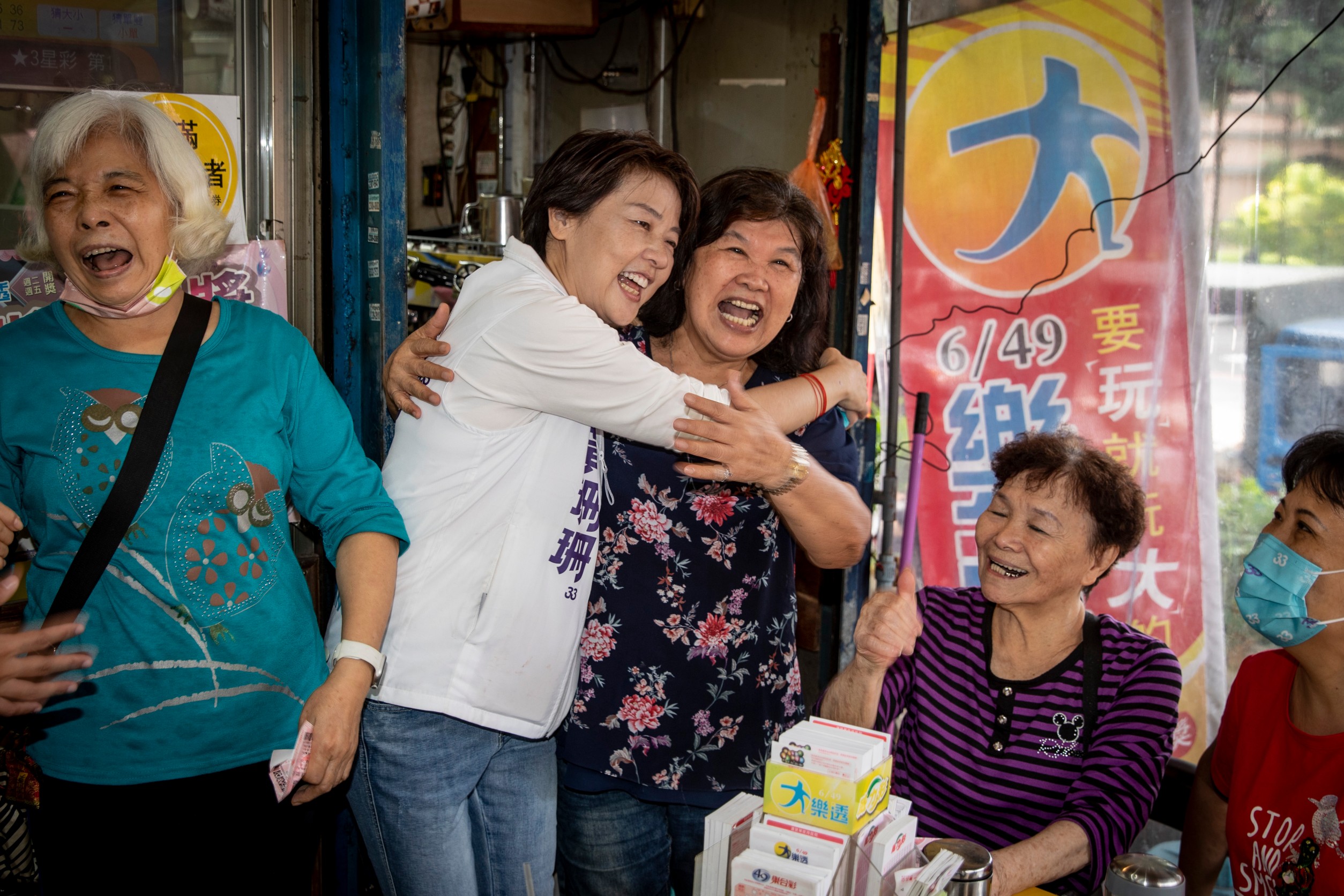 黃珊珊今上午來到萬華掃街拜票，受訪時強調，大家撕去政黨外衣後捫心自問，誰最適合台北市長。