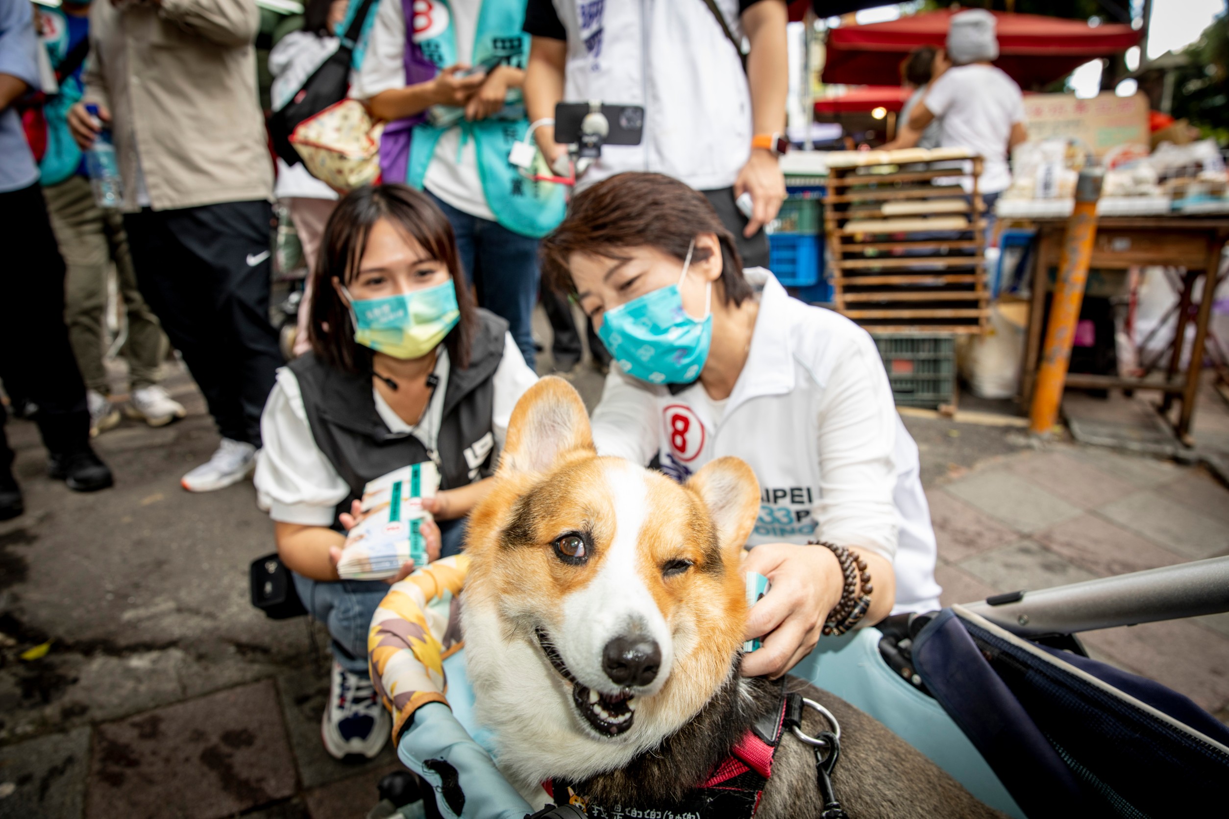 黃珊珊與民眾黨市議員候選人吳怡萱今在萬華與民眾互動。