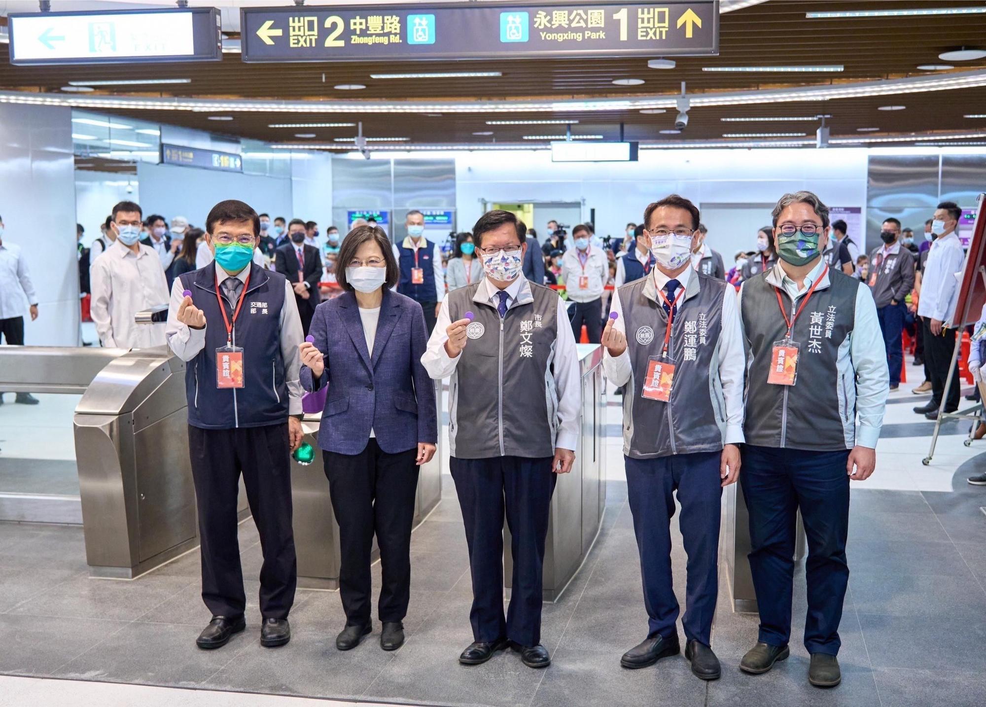 鄭文燦（中）今與交長王國材（左）、總統蔡英文、市長候選人鄭運鵬、桃市立委黃世杰視察桃園捷運A22站。（鄭運鵬團隊提供）