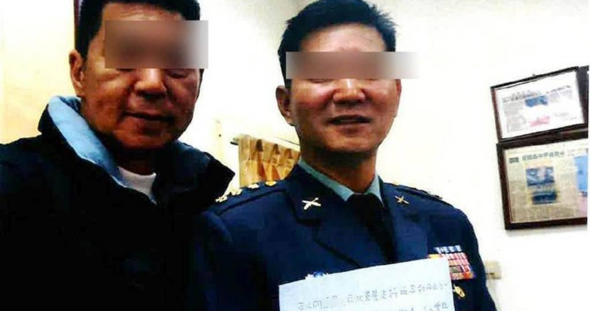 我國陸軍上校向德恩(右)遭到經營旅行社的邵維強(左)收買,簽下效忠中共的誓約書。(翻攝畫面)