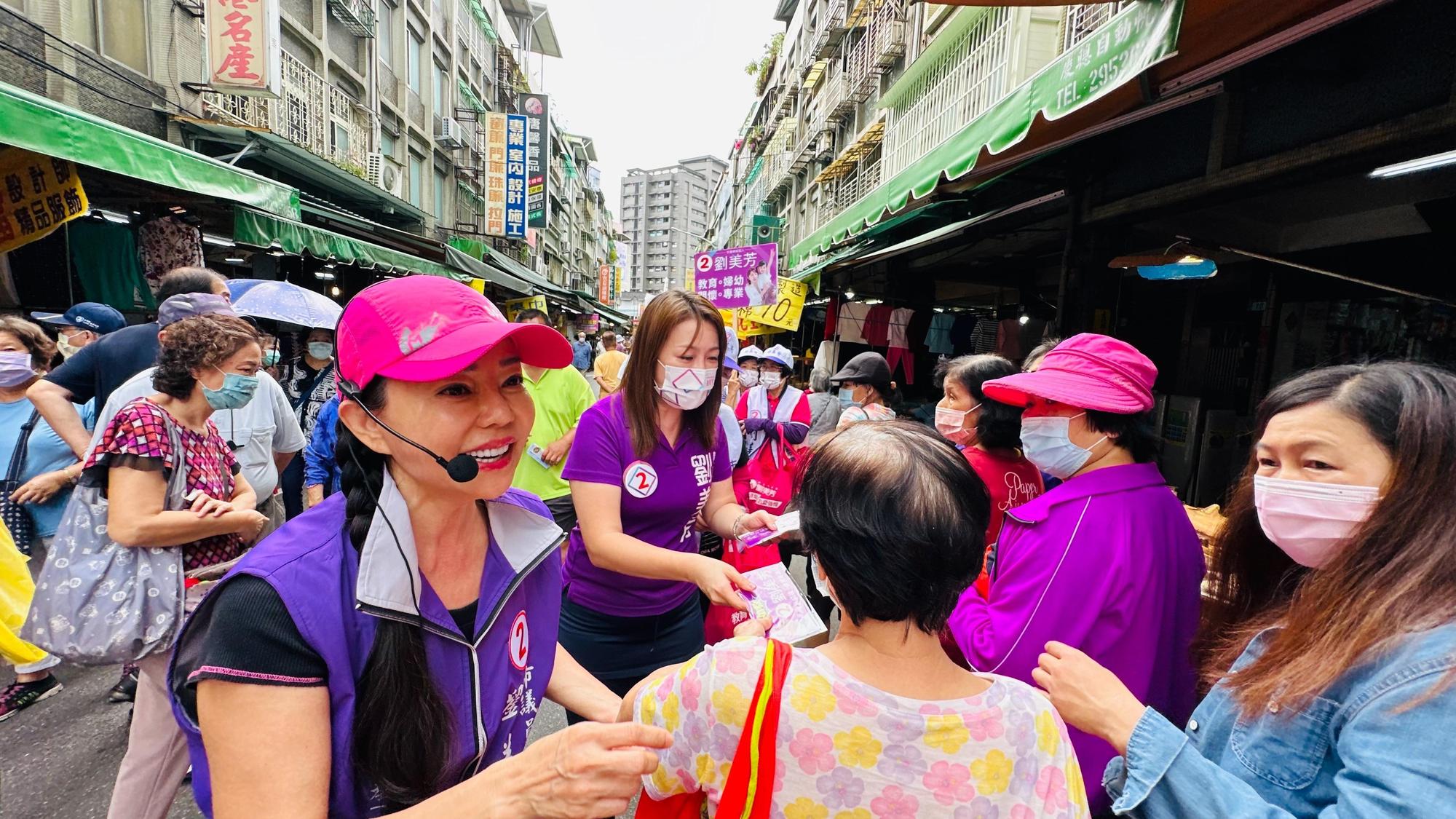 尋求四連霸的新北市議員劉美芳（圖中），找來形象親民的藝人狄鶯協助拉票。（劉美芳服務處提供）
