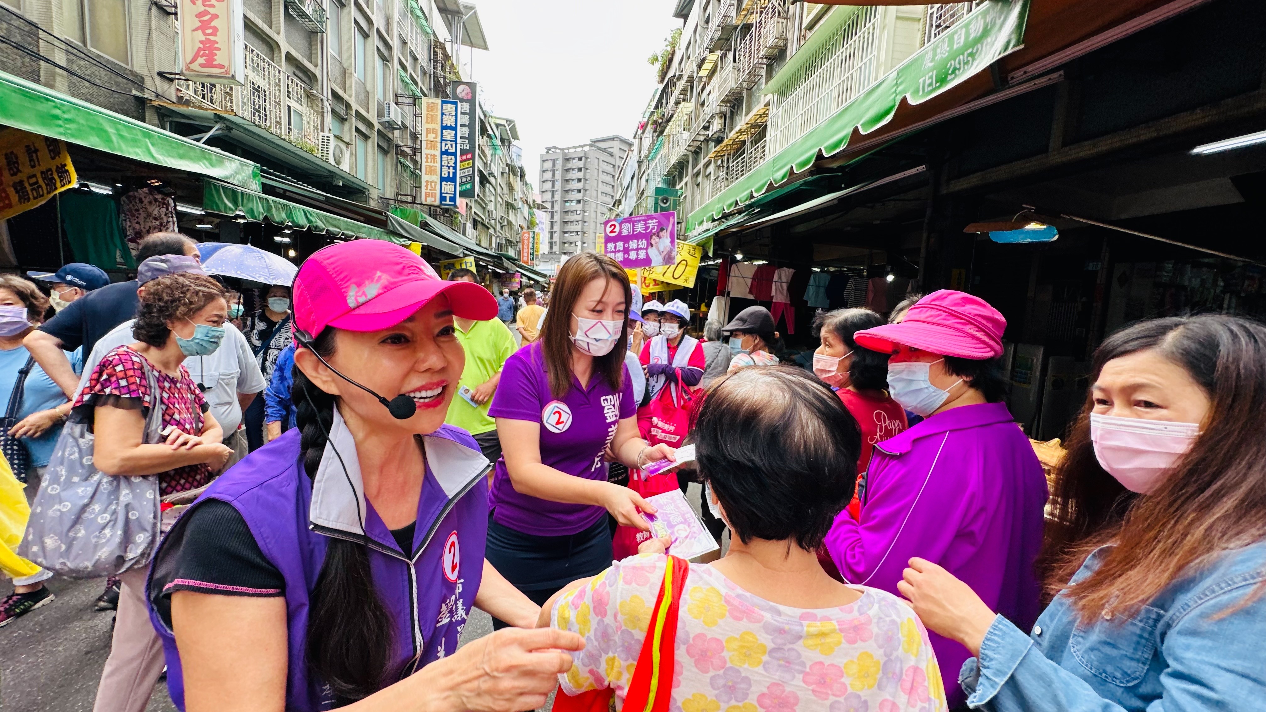 尋求四連霸的新北市議員劉美芳（圖中），找來形象親民的藝人狄鶯協助拉票。（劉美芳服務處提供）