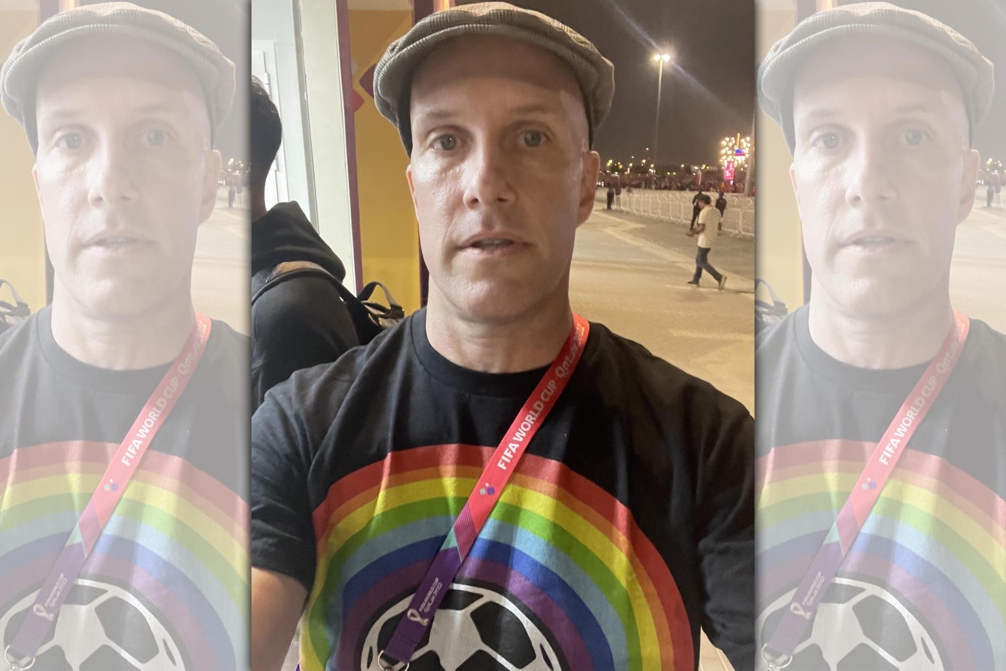 美國足球記者瓦爾(Grant Wahl)因身穿彩虹旗幟的衣服,被保安擋在門外進不了會場。(翻攝自推特@GrantWahl)