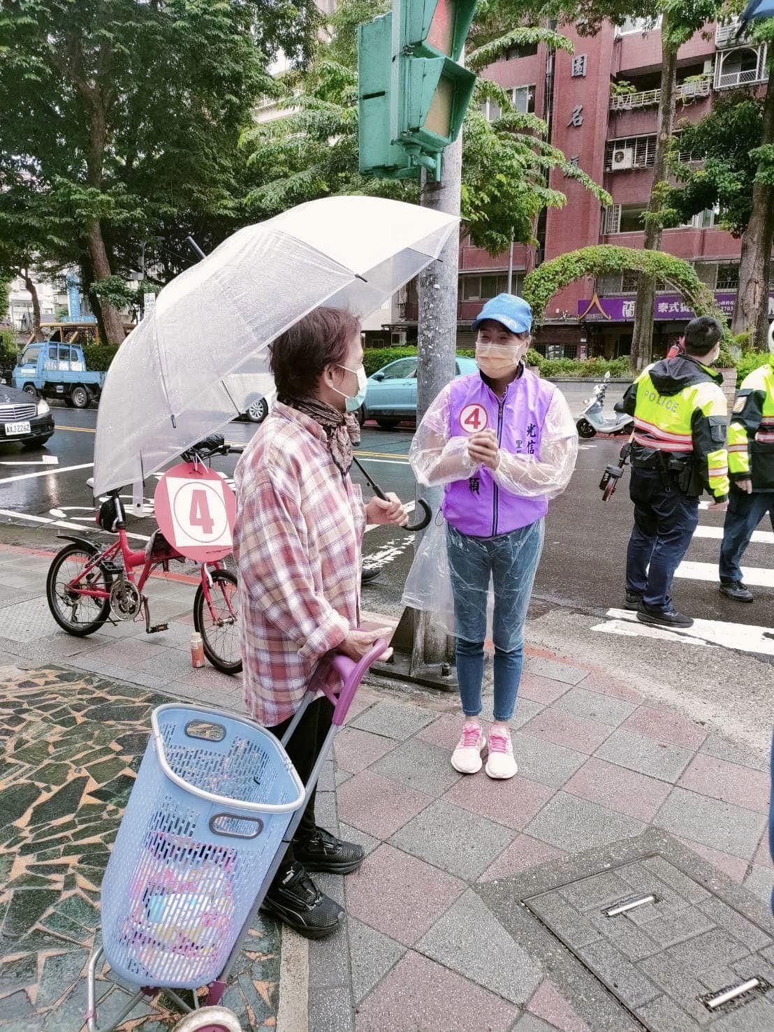 擔任台北市議員李慶元助理的游季穎表示,她會秉持專業與熱誠證明給選民看。(翻攝游季穎臉書)