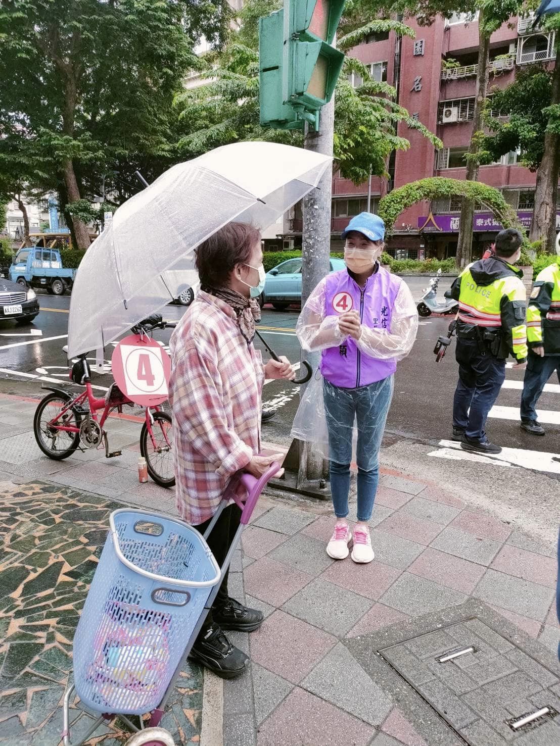 擔任台北市議員李慶元助理的游季穎表示,她會秉持專業與熱誠證明給選民看。(翻攝游季穎臉書)