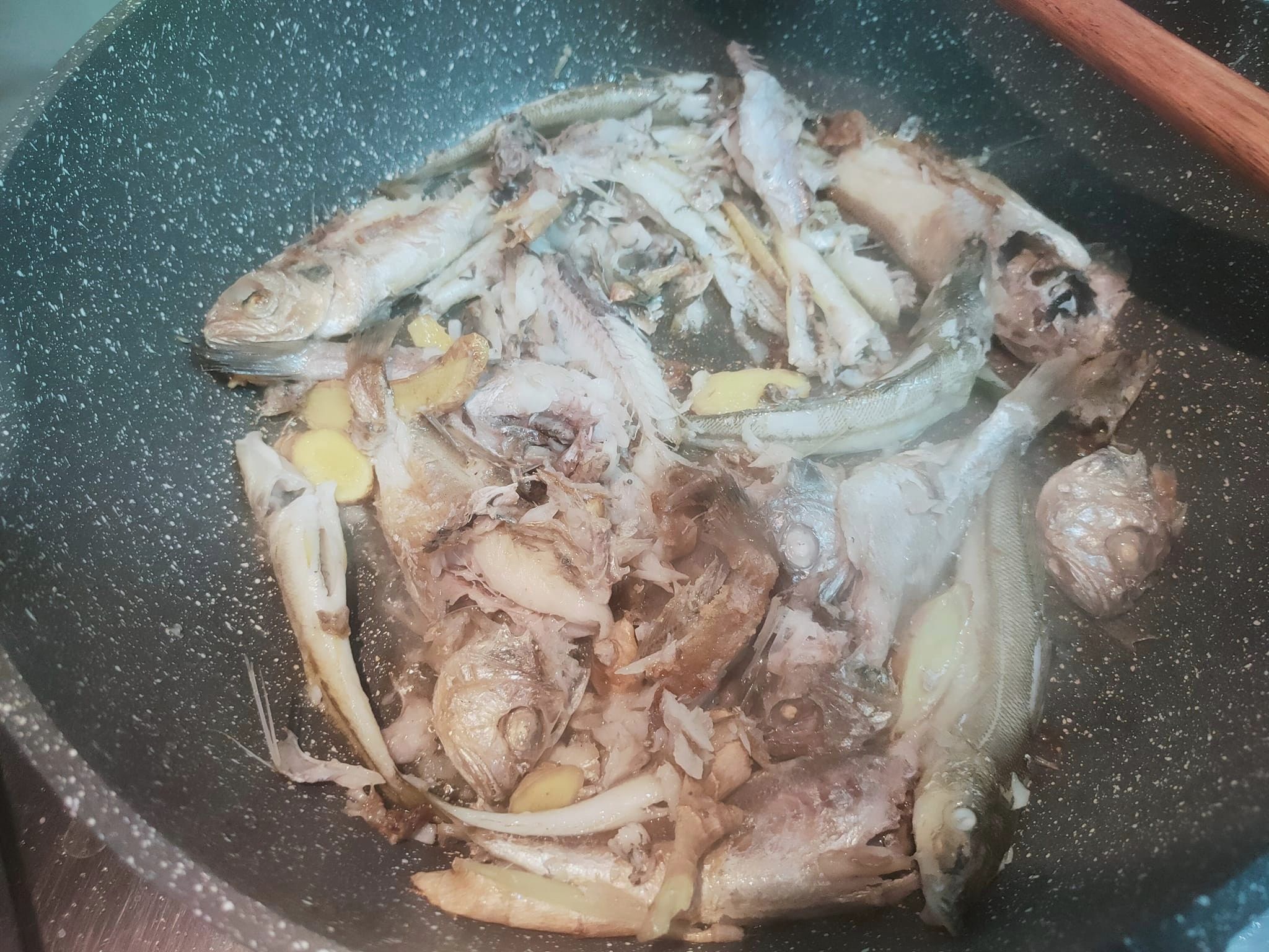 有位網友原本「信信滿滿」可以料理好煎魚，沒想到最後還是遇到嚴重的沾黏狀況。（翻攝自爆怨公社）