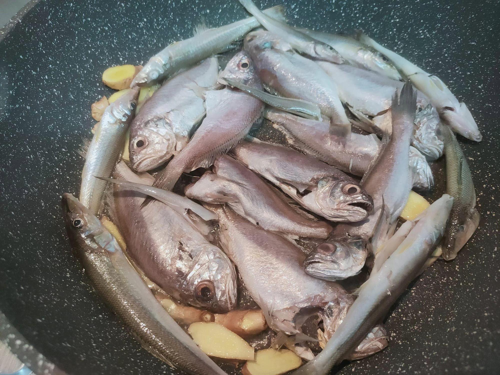 有位網友購買不沾鍋後,原本「信信滿滿」可以料理好煎魚。(翻攝自爆怨公社)