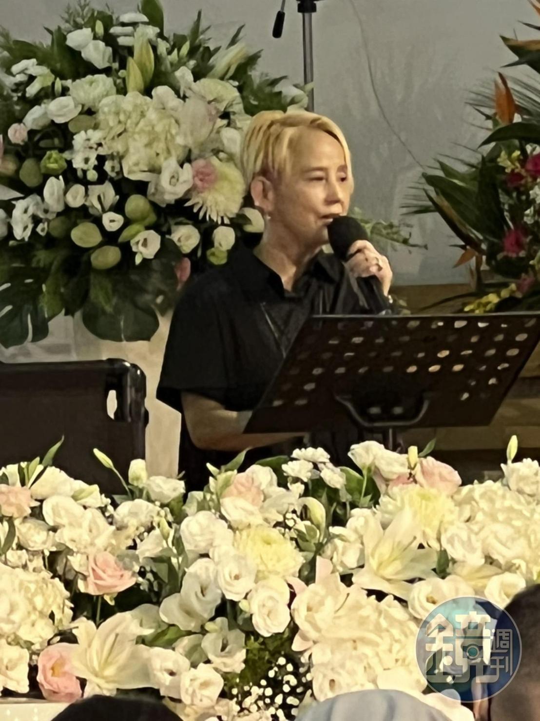 李明依擔任馬之秦追思儀式的司儀。(讀者提供)