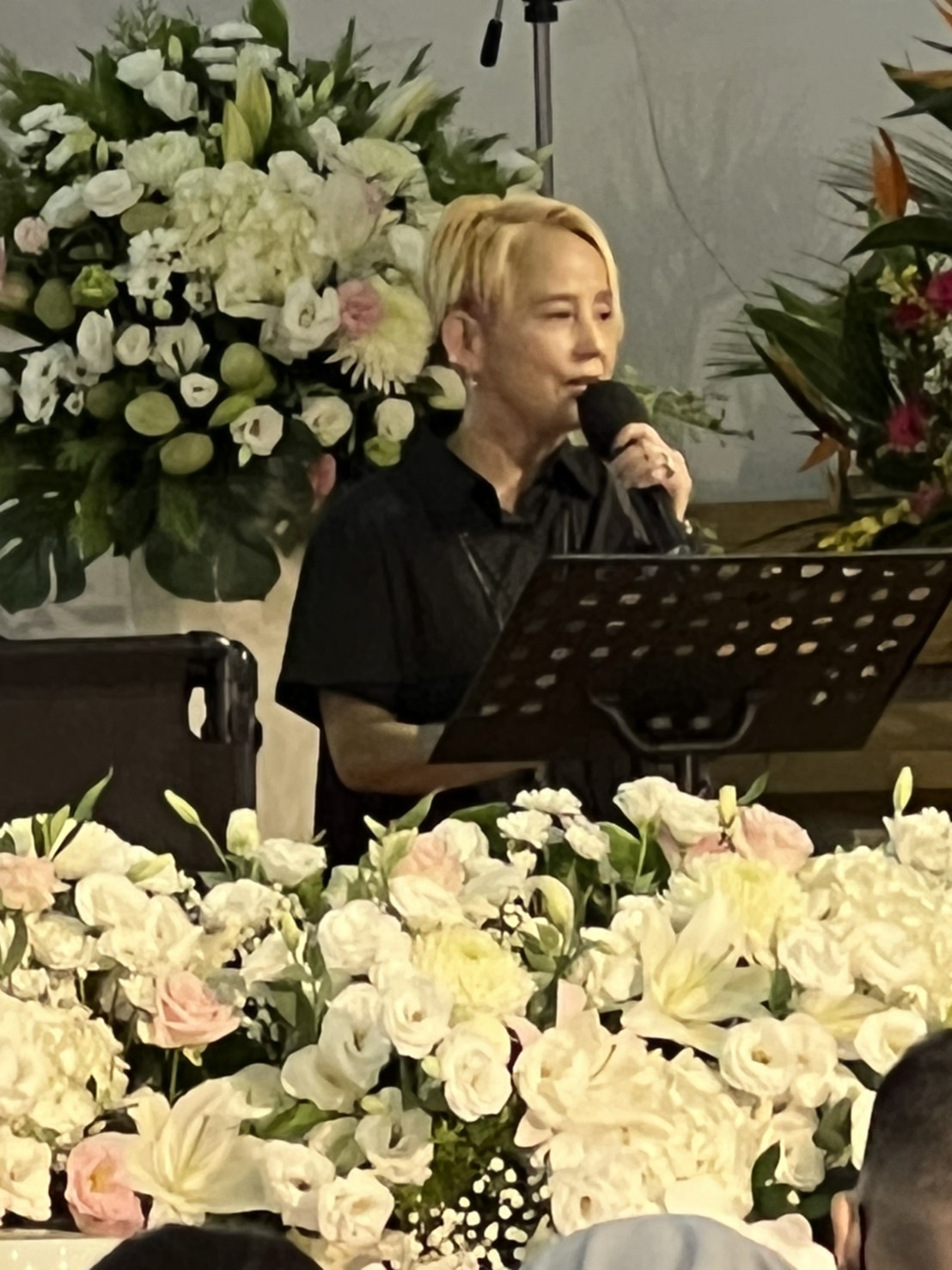 李明依擔任馬之秦追思儀式的司儀。（讀者提供）